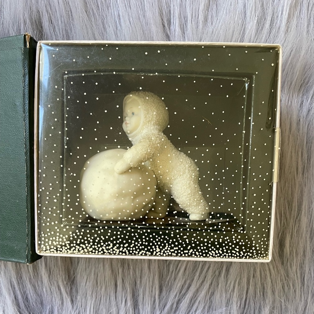 Dept. 56 Snowbabies Porcelain Figurine “I’m Making Snowballs!” #7962-6-IOB. - Picture 5 of 8